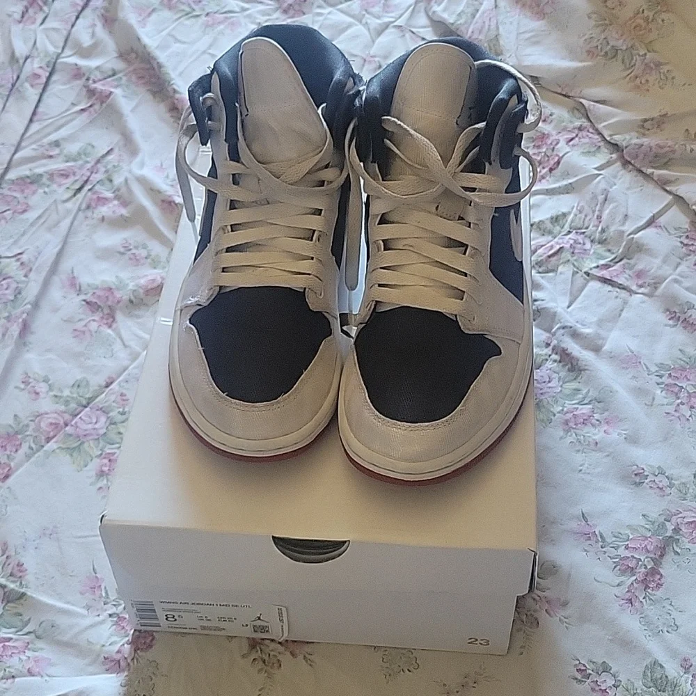 Jordan 1 Mid - Picture 2 of 5